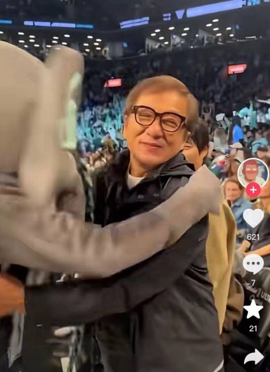 Rookie回归赛场，出色防守首场状态亮眼，湖人观众沸腾！